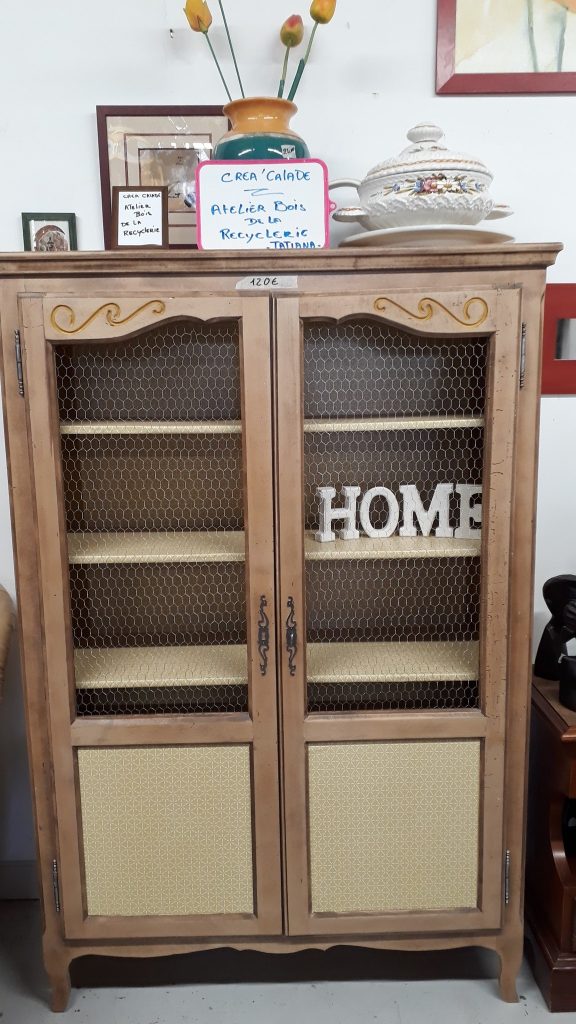 Meuble en bois rénové par l'équipe de l'atelier bois de la Recyclerie de Calade